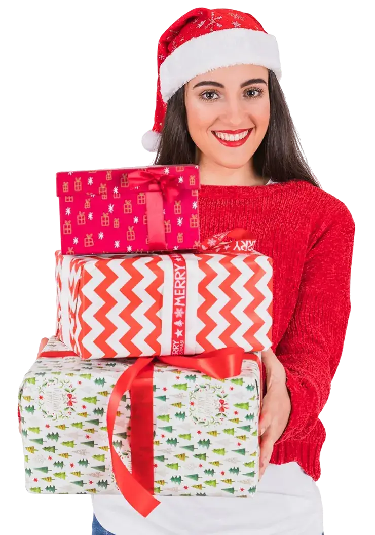 Mujer feliz con gorro navideño y regalos 1